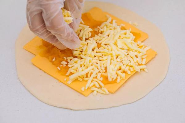 改良版芝士饼,味浓料足拉丝又爆浆,尝一口就忘不了!