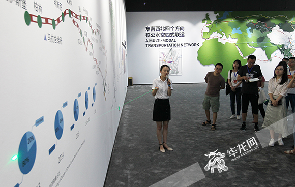 重庆国际物流枢纽展厅,讲解员为采访团介绍重庆物流枢纽取得的成绩.