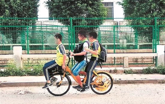 一人骑行一人站立,三人共骑一辆车……日前,有网友反映共享单车存在不