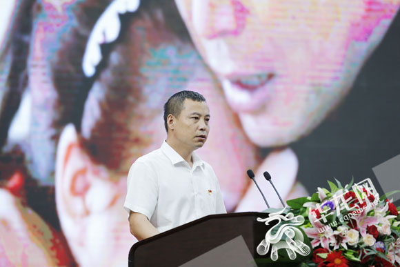 杜富国的父亲杜俊作报告.华龙网—新重庆客户端 首席记者 李文科 摄