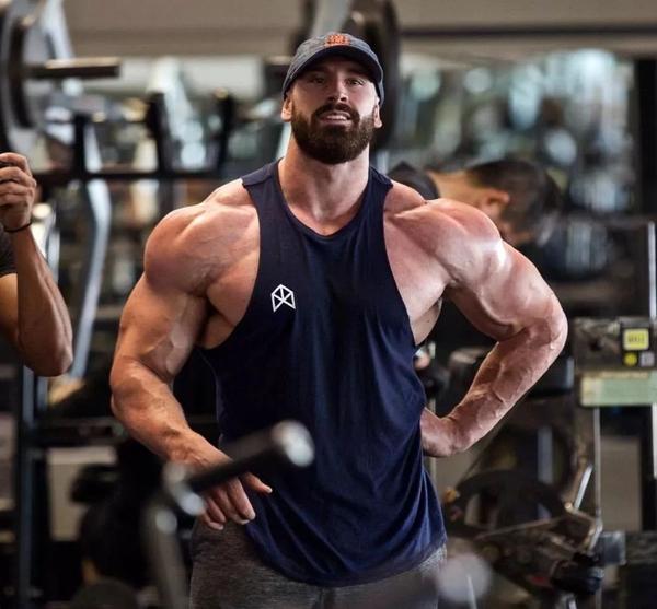 好骚一男的!和俩美女在健身房这么玩,男人们实名羡慕!