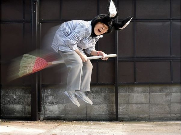 蹑手蹑脚的奶奶,像极了趁着大人在睡觉,偷偷去冰箱拿