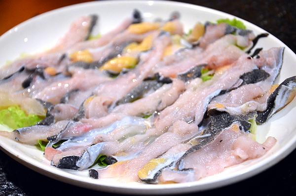 还可以涮烫娃娃鱼肉,满满一一盘,分量十足,娃娃鱼肉色泽温润如玉