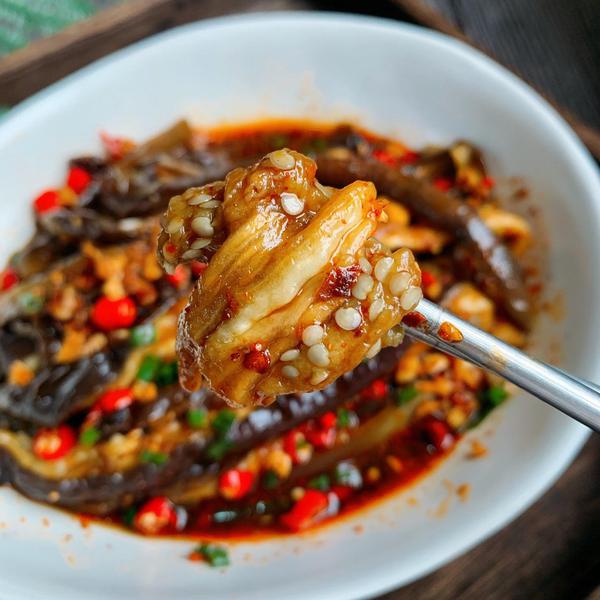 天热就该吃点凉拌菜,剁椒凉拌茄子学起来,比炒的好吃几倍!