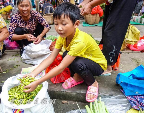 都说湖南人辣不怕,就来汝城的集市上找找有哪些形形色色的辣椒吧