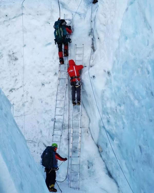 拥堵出现在最危险的希拉里台阶,周围都是几近垂直的岩石
