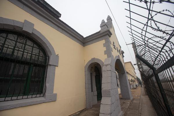 黄台站靠近铁路的一侧外观.