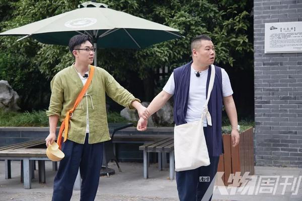 岳云鹏 (右) 和大鹏录制 《极限挑战》 节目