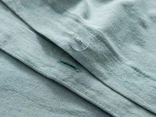 被套开口处的纽扣是透明的,被子装进去,系好后看不到扣子,非常