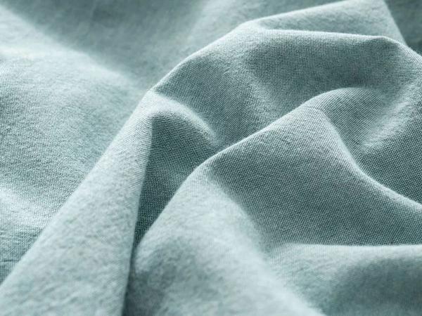 采用100%新疆长绒棉,织法和青年布一样,平纹色织