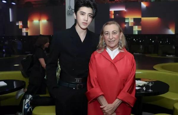 蔡徐坤与           miumiu创始人miuccia prada合影