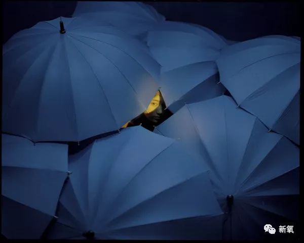 深蓝色种带着忧郁感的颜色,              很适合"抑郁症"这个主题