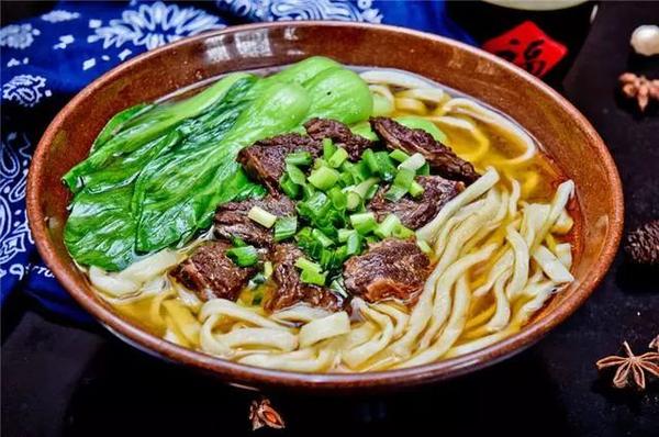 大肉手擀面| 大碗面配大块肉.