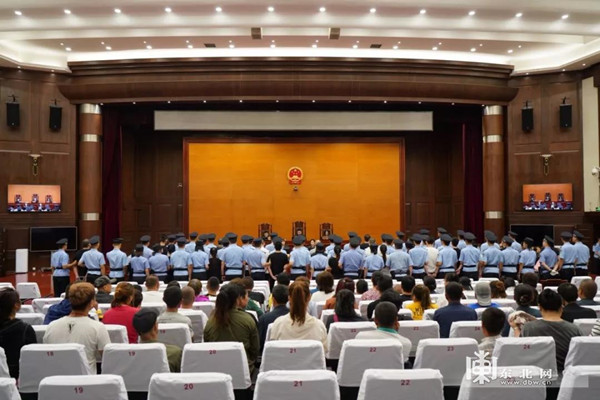 8月15日上午,哈尔滨市南岗区人民法院公开开庭审理了被告人郑某刚,孟