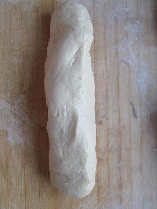 5,把发酵好的面团拿出排气,整成长条.