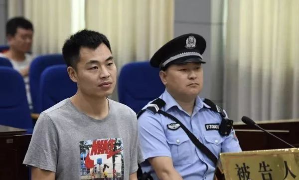 旅客在香港国际机场被围殴之后,警方经调查后,拘捕一名19岁男子赖云龙