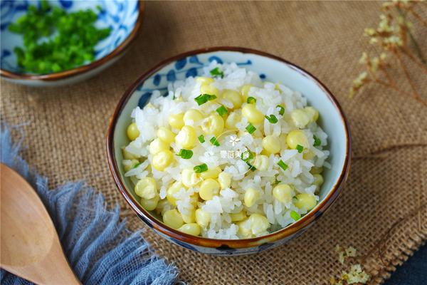 大米2杯,玉米1根     调料:    猪油1大勺,盐1勺,小葱1颗     做法