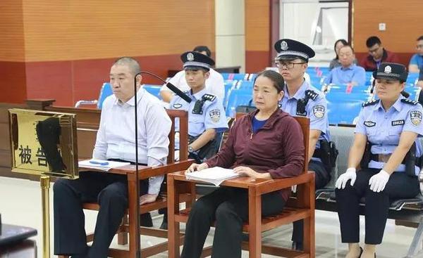 内蒙古农村信用社联合社原理事长杨阿麟及其妻子同堂受审