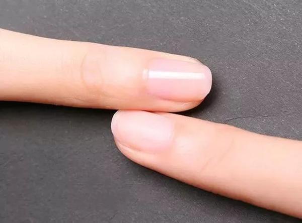 坚持一段时间,新指甲饱满有光泽,不用美甲都好看.