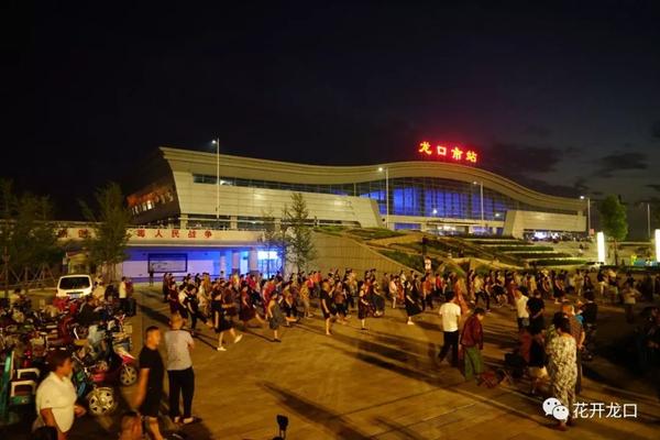实拍!龙口市火车站的夜晚,太热闹啦!