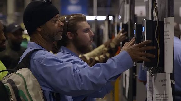 《美国工厂》剧照