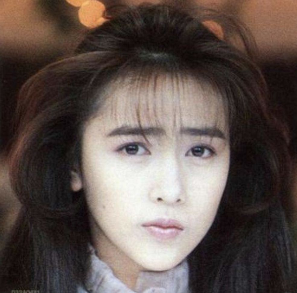 进入90年代后,大神老婆一路爆火            这个稀疏的空气刘海