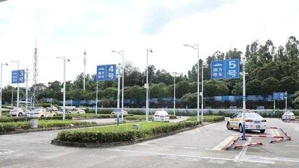 学员考科目二紧张过度,考试车冒起白烟!考官吓坏了.