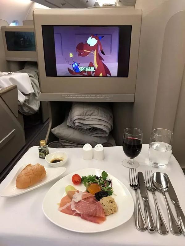 被免费升到商务舱,这个网友飞机上一路吃吃吃,羡慕了.