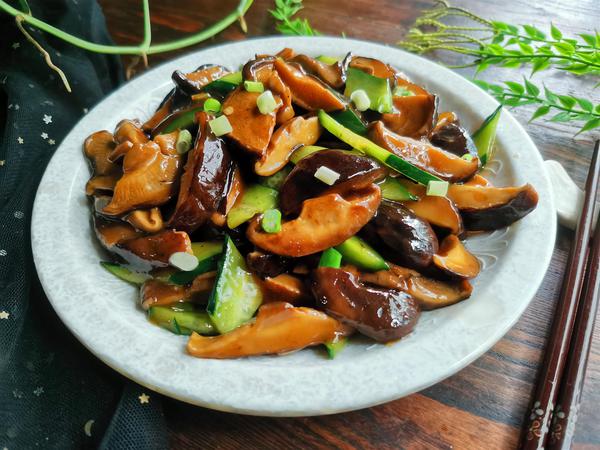 【油焖香菇】所需材料:香菇(鲜)500克,黄瓜半根,油盐适量,葱1段,大蒜2