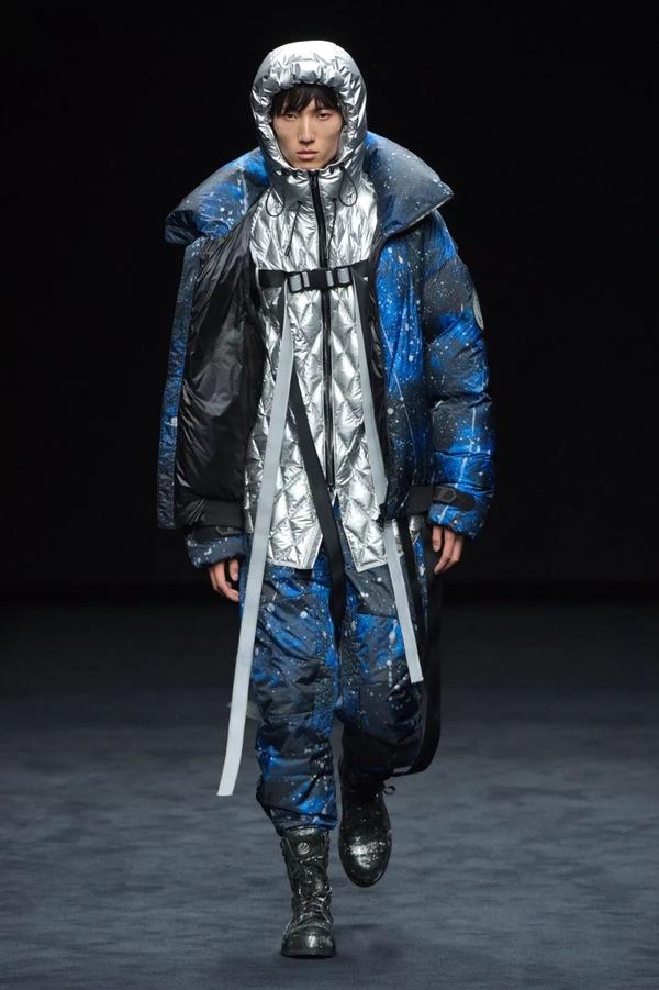 看到星空系列的服装从2d到成为现实,这美妙的过程让人惊叹.