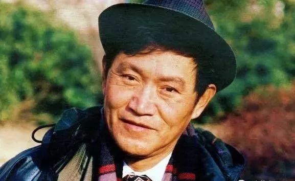 【花漾剧场】牛犇王侃同台出演《老酒馆》,父子俩为何不同姓?原因是