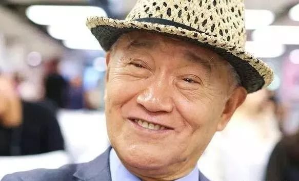 【花漾剧场】牛犇王侃同台出演《老酒馆》,父子俩为何不同姓?原因是