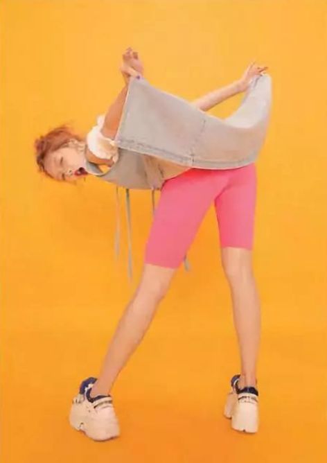 当红女星台上撩裙,网友直呼辣眼,除非练成热巴臀.