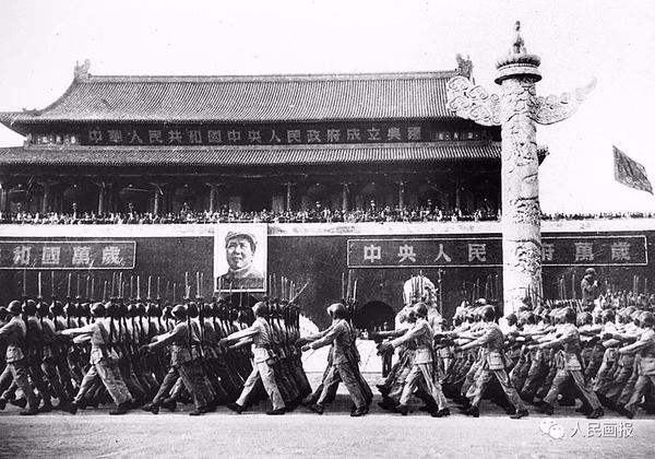 天安门广场自新中国成立后,共经历过十五次阅兵.