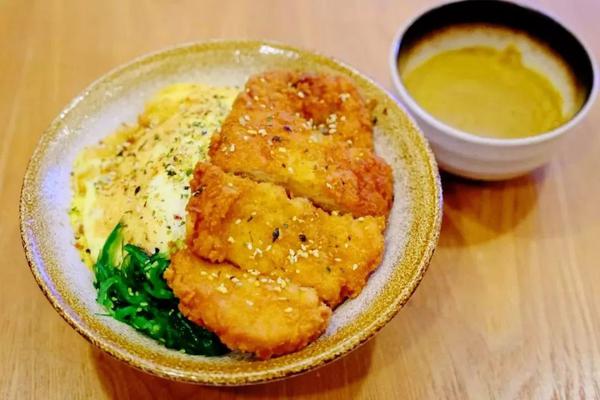 咖喱鸡扒饭         鸡扒外脆里嫩,咖喱醇香浓郁        搭配