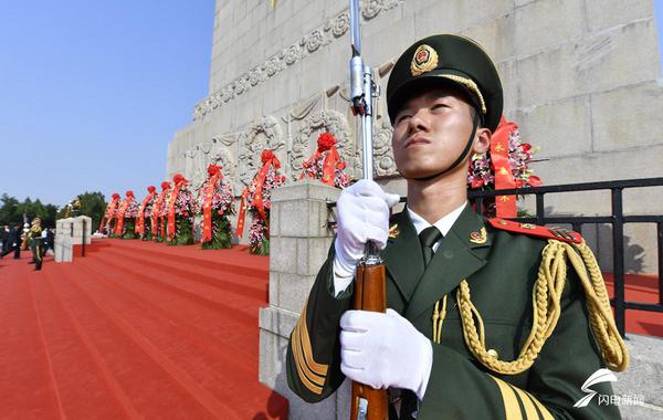 伴随着低沉而深情的《献花曲》,礼兵抬起花篮,缓步走向革命烈士纪念塔