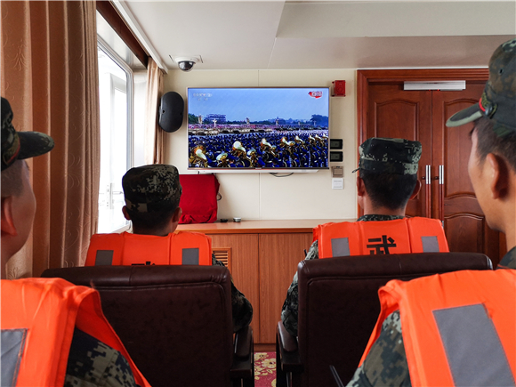 武警重庆总队船艇支队官兵正在利用战备值班间隙观看阅兵直播.