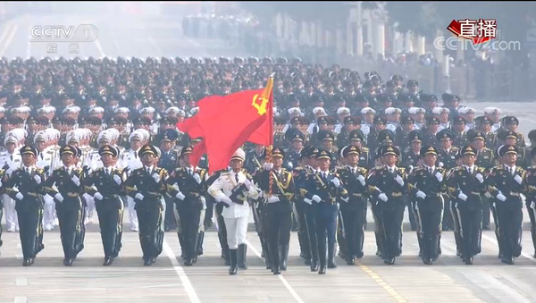 在今天举行的国庆70周年阅兵中           仪仗方队护卫的党旗,国 