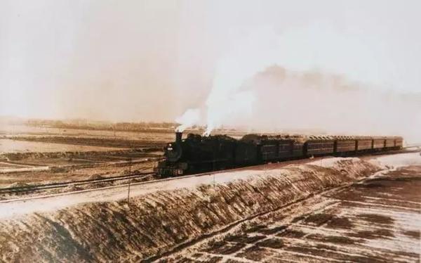 1979年▲ 1978年1月,中共菏泽地委书记周振兴在东明县调查研究,听取