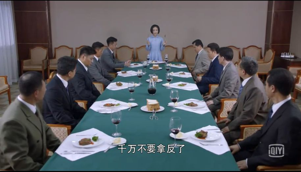 外交官的品酒礼仪课                  在《外交风云》第六集,外交部
