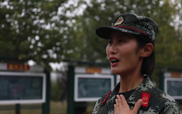 在训练现场,受阅女兵吕雪针对新兵训练中站军姿动作要领