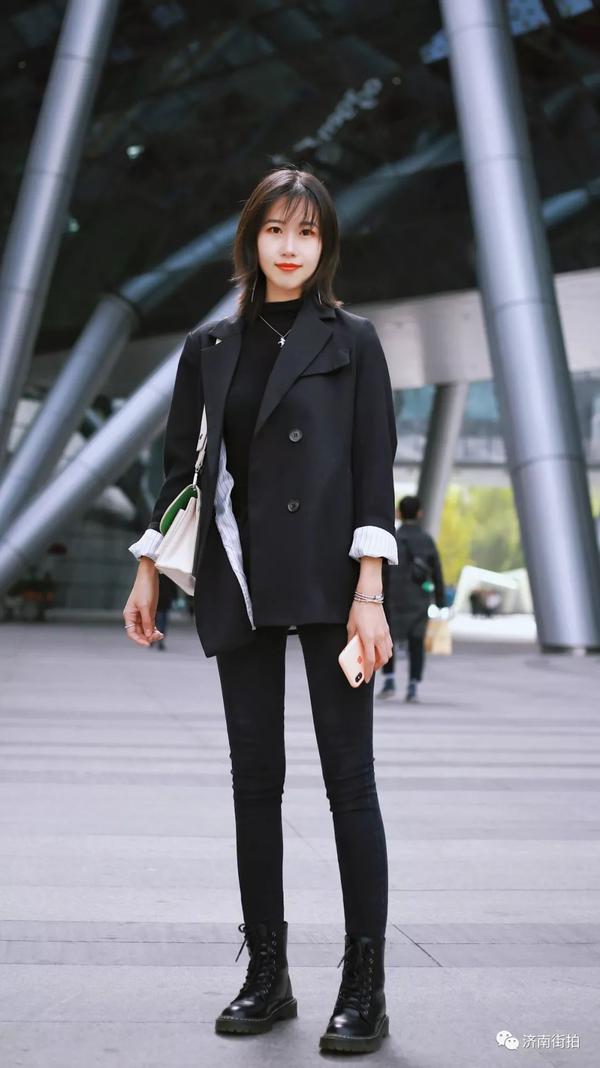 街拍|秋天的济南街头,只能拍到黑白灰了