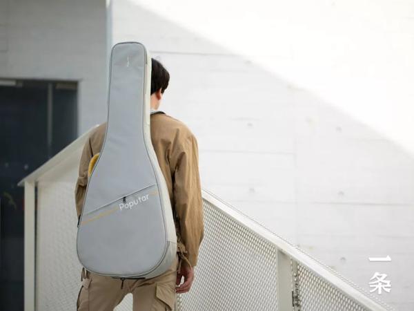 配备一个吉他包,可横提,可竖背,方便带着出去旅行.