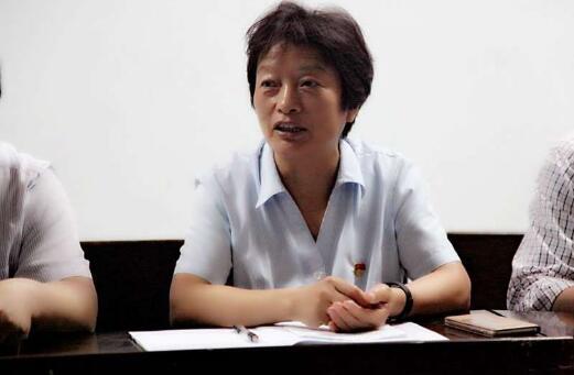 医院党委委员,副院长王玉香同志以一名普通党员身份参加主题党日活动