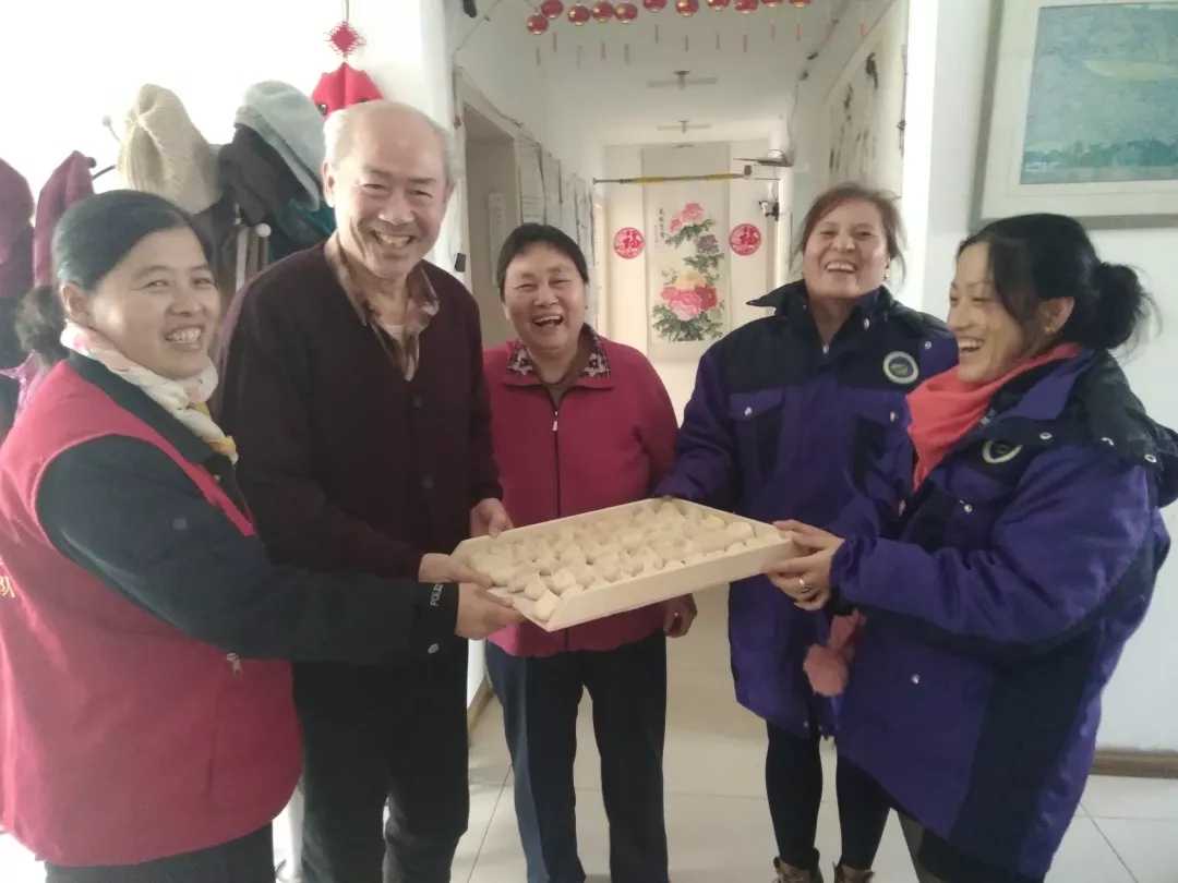 情暖冬至 胜泰社区开展包饺子 送温暖活动