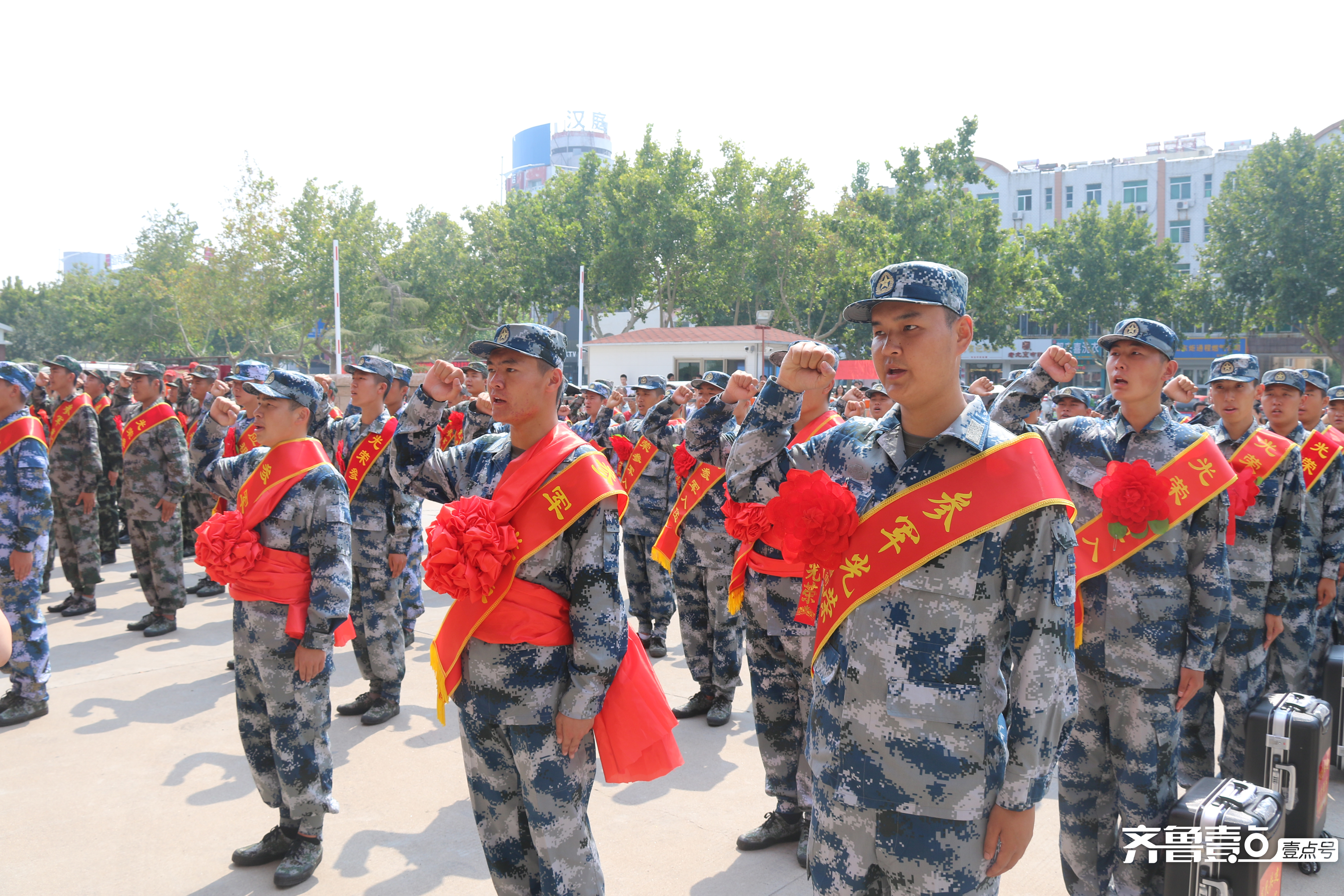 多年来,一批又一批热血青年踊跃参军入伍