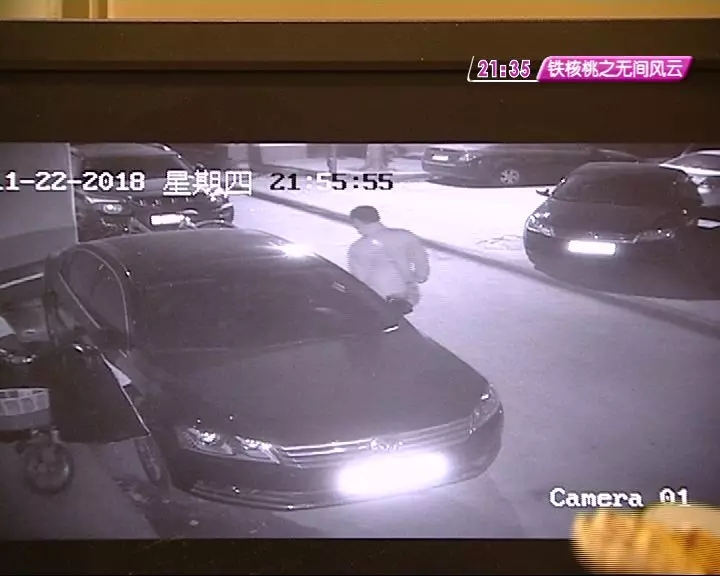 市民陶女士手中的這段監控,就是她自家攝像頭拍下來的車輛被劃的情況.