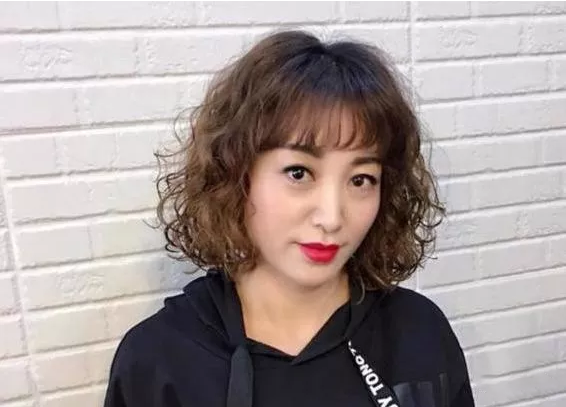 女人过了50岁就这样做发型,减龄10岁,优雅又时尚!