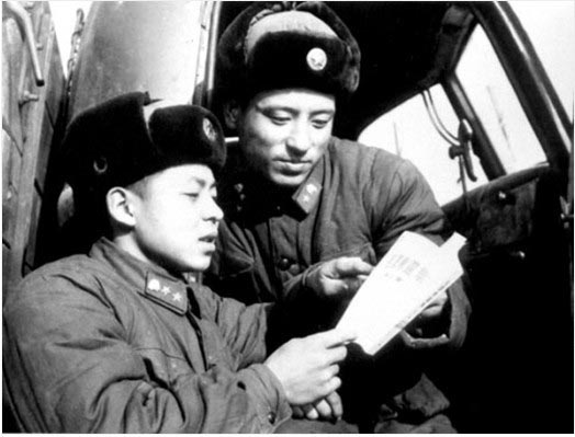 汽车碰倒木杆砸中头部,雷锋牺牲一年半后棺木迁葬