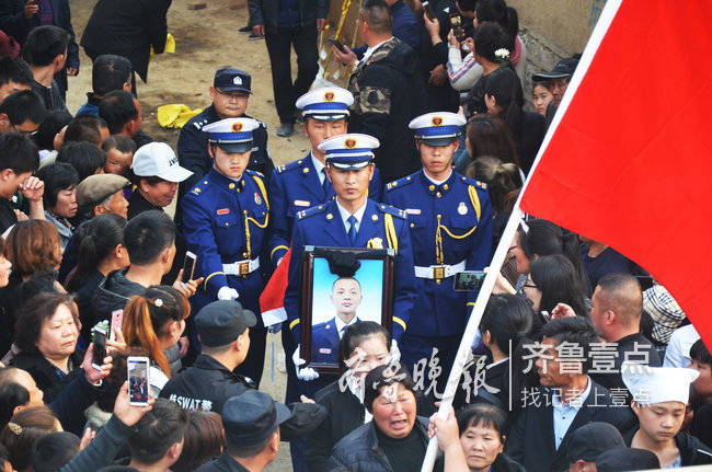泪崩!张帅烈士魂归故乡 数万乡亲自发接他回家